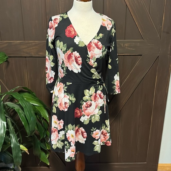 iZ Byer Large black v neck fitted dress with Pink rose pattern. - Picture 1 of 8